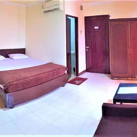 Hotel Aroma Inn Понтианак Екстериор снимка