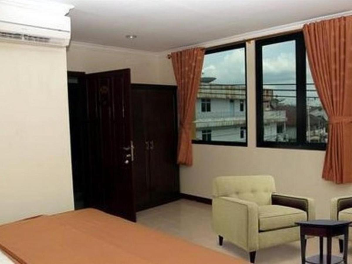 Hotel Aroma Inn Понтианак Екстериор снимка