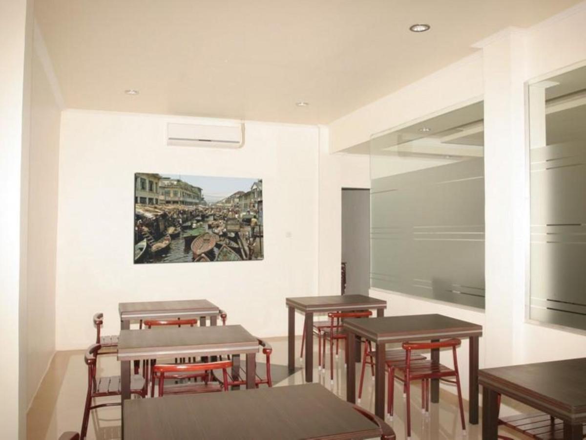 Hotel Aroma Inn Понтианак Екстериор снимка