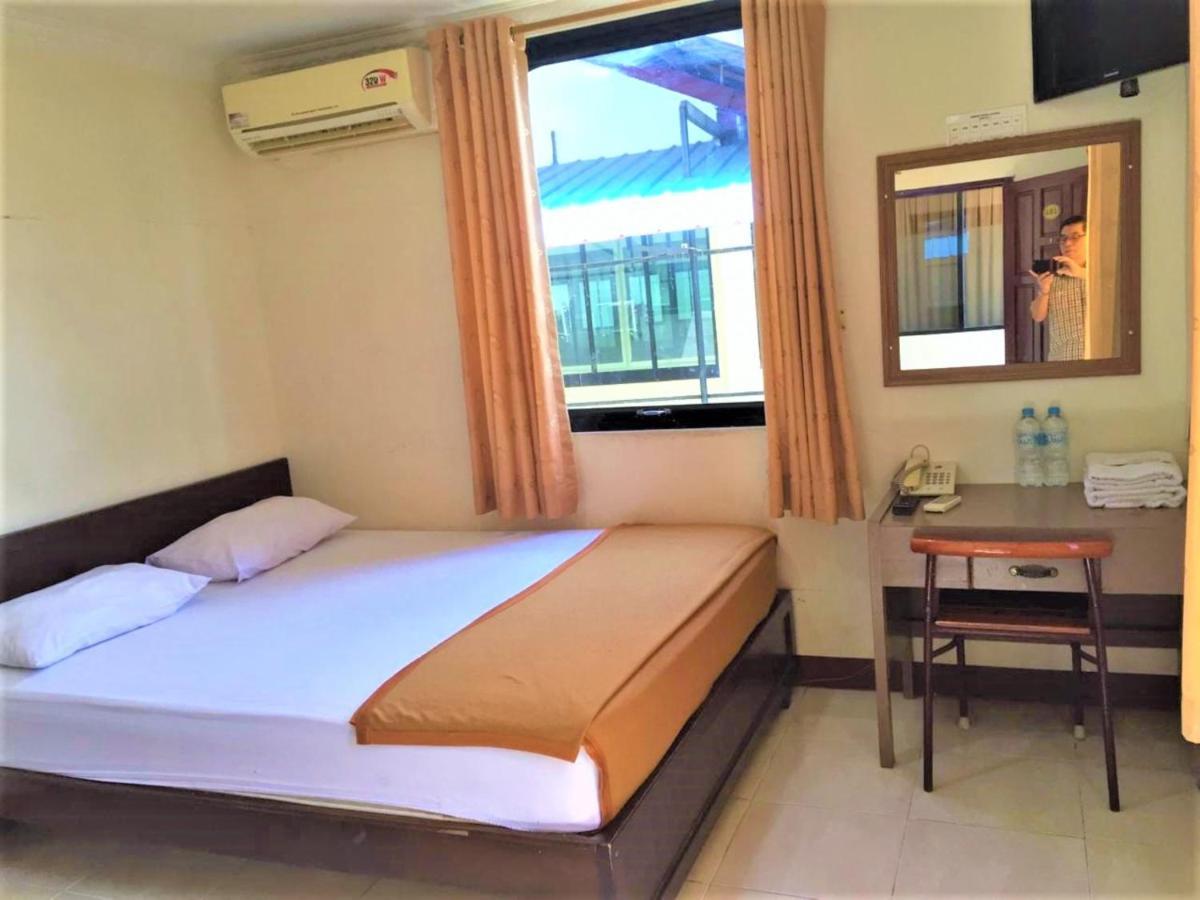 Hotel Aroma Inn Понтианак Екстериор снимка