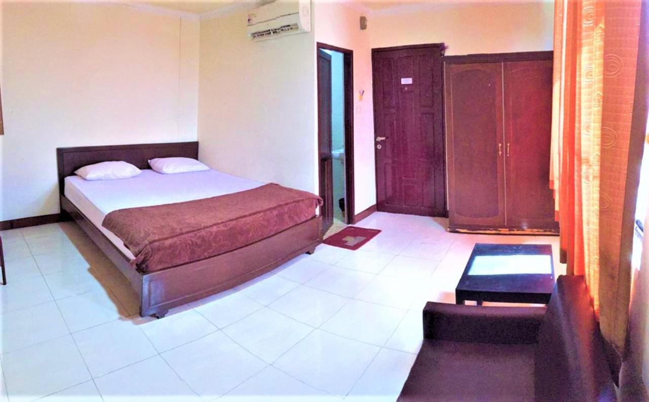 Hotel Aroma Inn Понтианак Екстериор снимка